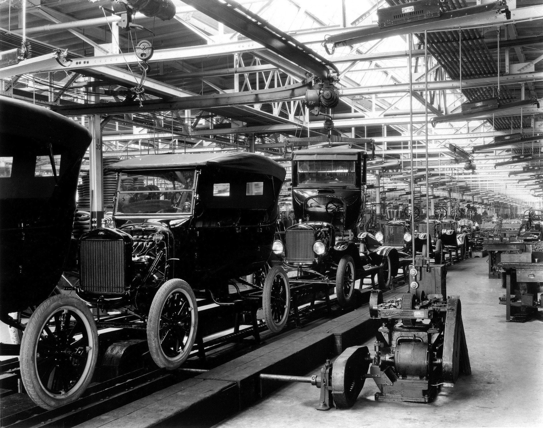 Как индустрия автомобилестроения изменила мир: влияние на экономику и общество